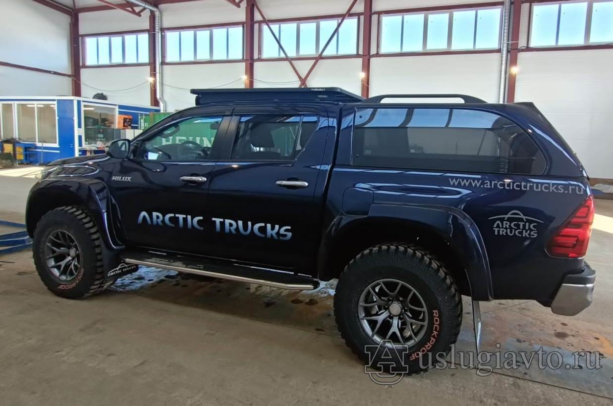 Toyota Hilux Arctic Truck вид сзади слева
