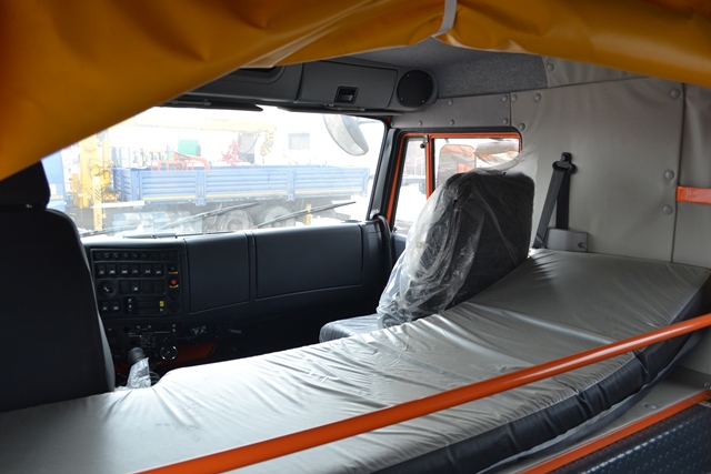 КАМАЗ 658610 Специальная бурильно-крановая установка - Салон кабины