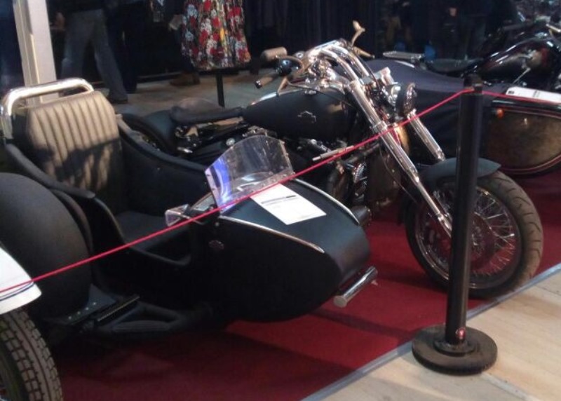Harley Davidson - Мотоцикл с боковым с прицепом - вид сбоку